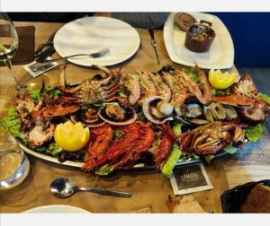 parrilla de mariscos peces de madera marisquerias en gijon