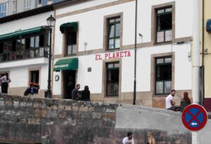 el planeta donde comer cerca del puerto deportivo de gijon