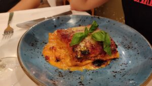 comer lasaña en gijon la casa pompeyana