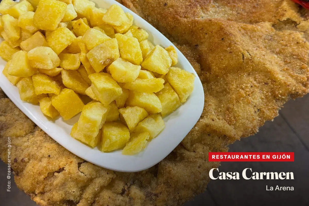 Cachopo gigante de Casa Carmen, en Gijón, con una fuente de patatas encima