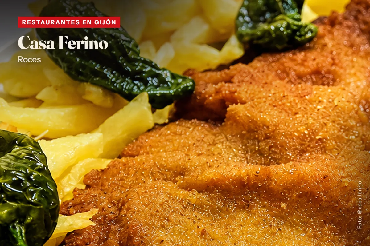 Cachopo de Casa Ferino, en Roces (Gijón), con patatas fritas y pimientos de Padrón