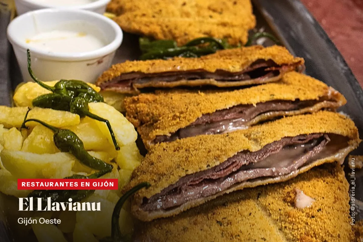 Cachopos de El Llavianu, en Gijón, abiertos por la mitad con el queso fundido, patatas y pimientos