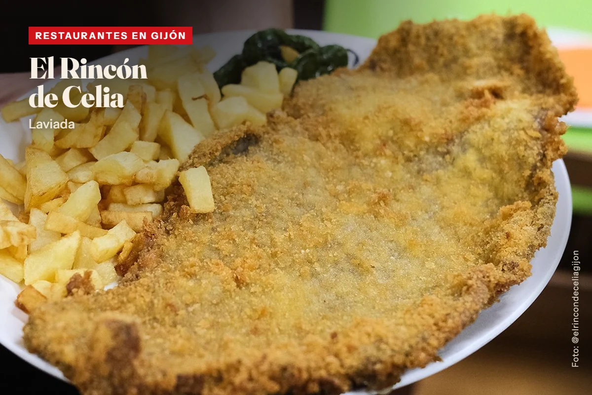 Cachopo de El Rincón de Celia, en Gijón, con patatas fritas y pimientos de Padrón