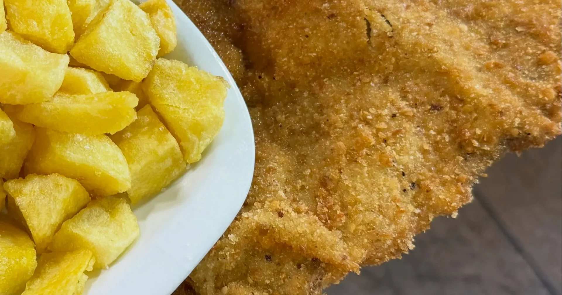 Cachopo de Casa Carmen, en Gijón, con su ración de patatas